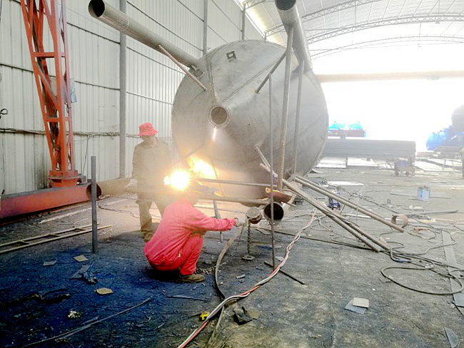 不銹鋼罐制作現場(chǎng)